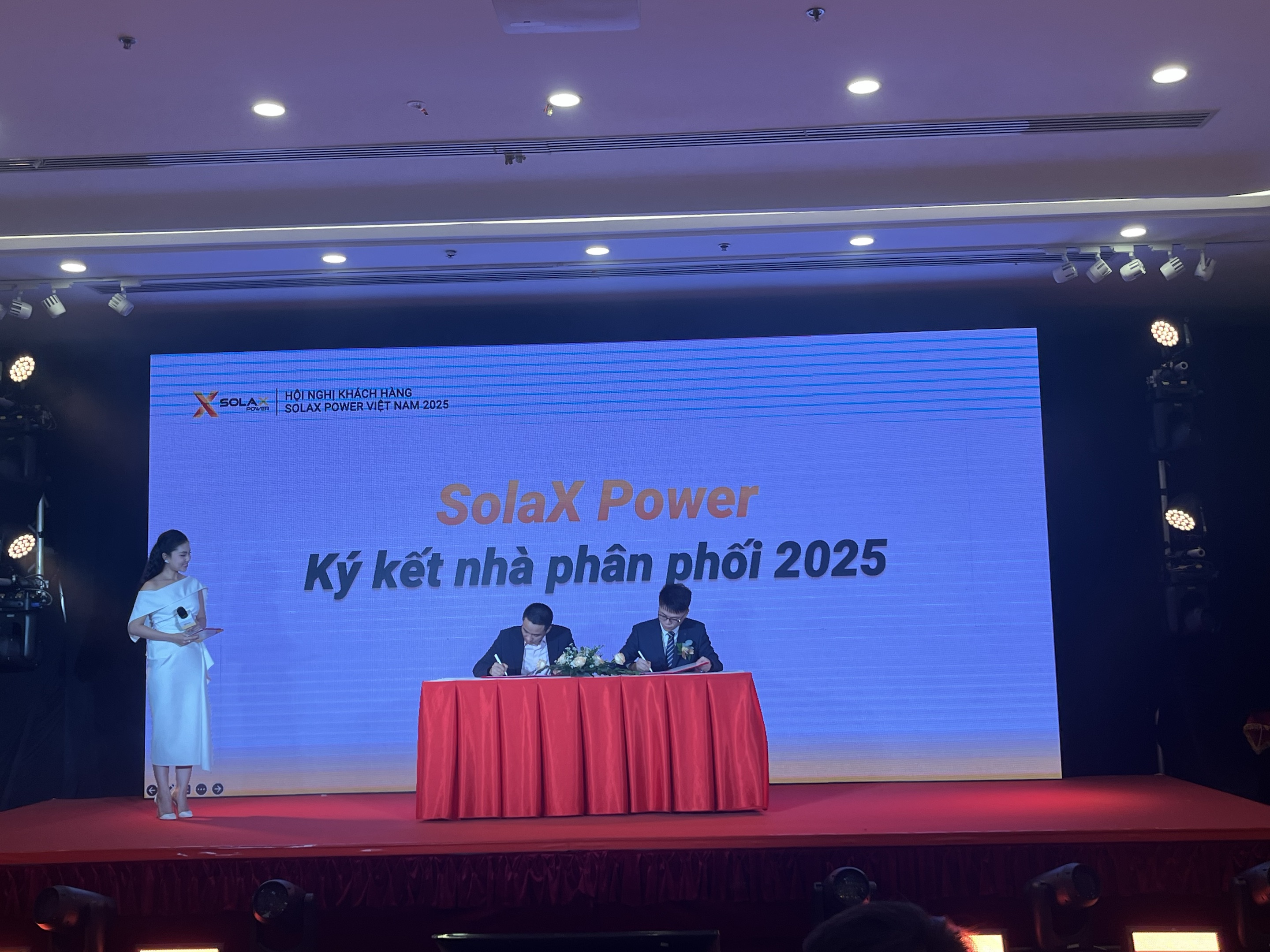 SolaX_Unveils_Next-Generation_Residential_Energy_Storage_Solutions_at_Vietnam_Solar_Summit_20254.jpg SolaX_Unveils_Next-Generation_Residential_Energy_Storage_Solutions_at_Vietnam_Solar_Summit_20254.jpg